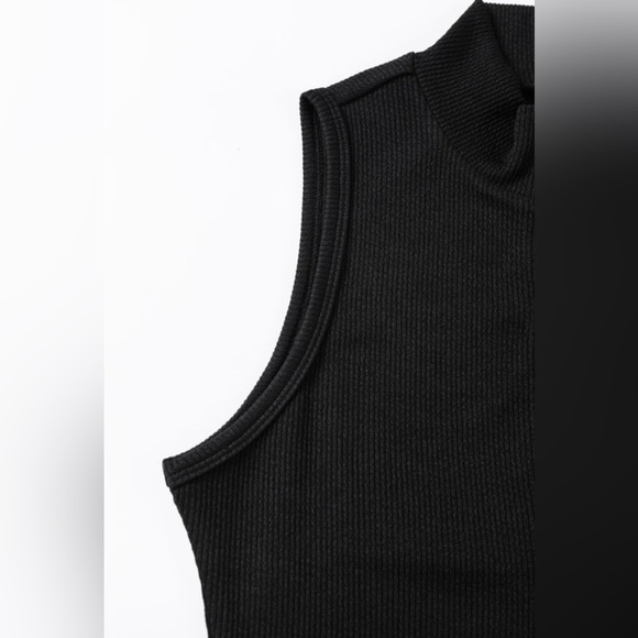 Black Sleeveless Zip-Up Top - Picture 10 of 16